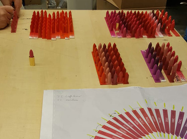 Produkt- und Farbpalette verschiedener roter Lippenstifte eines Kosmetikherstellers
