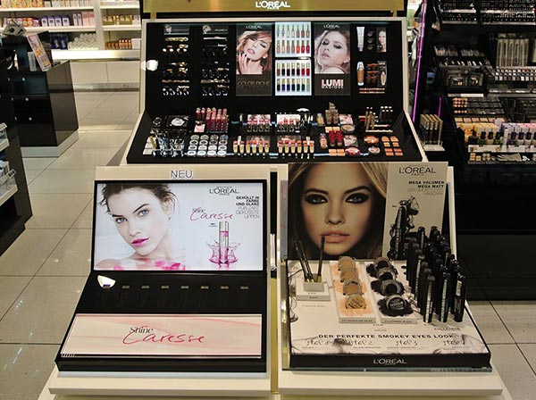 Verschiedene Acryldisplays zur Präsentation von Make-Up und Nagellack von L’Oréal