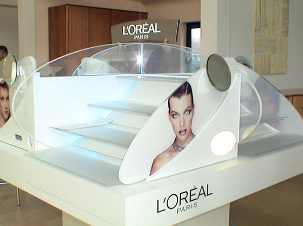 Weißer Acryltisch mit Produktdisplay und Beleuchtung für Kosmetikprodukte von L`Oréal