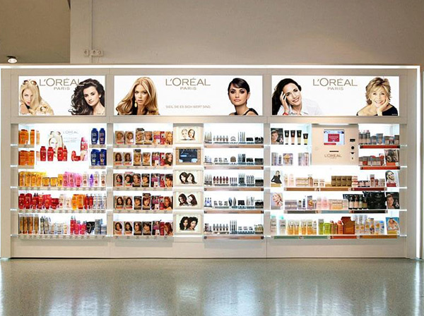 Regale aus Acrylglas mit indirekter Beleuchtung und integriertem Display mit Kosmetikartikeln von L`Oréal