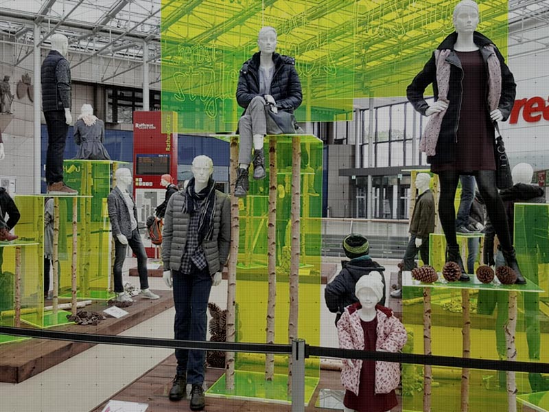 Grüne Acrylschilder und Produktständer im Einkaufszentrum