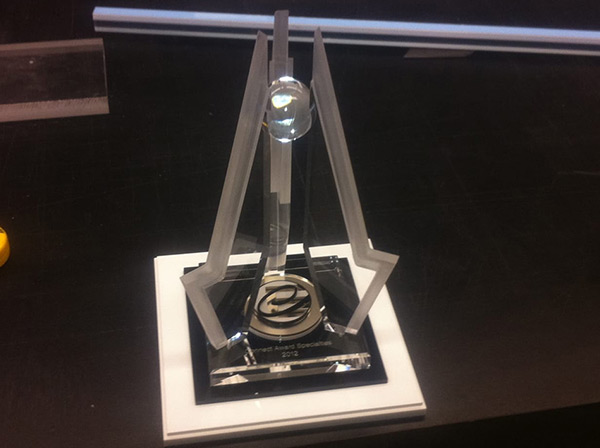 Ein Award aus Acrylglas farblos, transparent auf einem schwarz-weißen Sockel